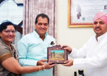 वित्त मंत्री प्रेमचंद अग्रवाल व राज्यसभा सांसद नरेश बंसल ने सपत्नी सहित श्री दरबार साहिब में टेका मत्था