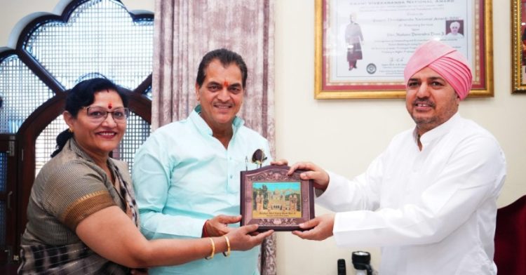 वित्त मंत्री प्रेमचंद अग्रवाल व राज्यसभा सांसद नरेश बंसल ने सपत्नी सहित श्री दरबार साहिब में टेका मत्था