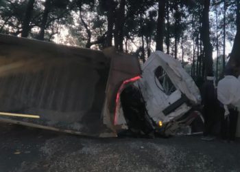 दुखद हादसा: अनियंत्रित वाहन दुर्घटनाग्रस्त। 2 की मौके पर मौत