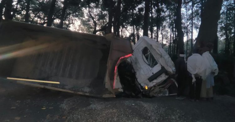 दुखद हादसा: अनियंत्रित वाहन दुर्घटनाग्रस्त। 2 की मौके पर मौत