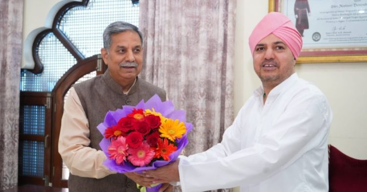 सीएम यूपी योगी आदित्यनाथ के शिक्षा सलाहकार  प्रो. डी.पी.सिंह ने श्री दरबार साहिब में टेका मत्था