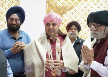 श्री दरबार साहिब पहुंचकर श्री महाराज जी को सरोपा पहनाकर किया सम्मानित