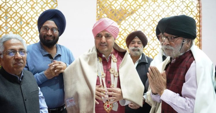 श्री दरबार साहिब पहुंचकर श्री महाराज जी को सरोपा पहनाकर किया सम्मानित