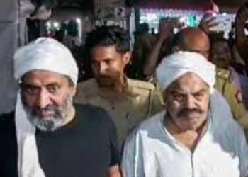 अतीक अहमद अशरफ हत्या काण्ड: पुलिसकर्मियों की लापरवाही।17 पुलिसकर्मी सस्पेंड