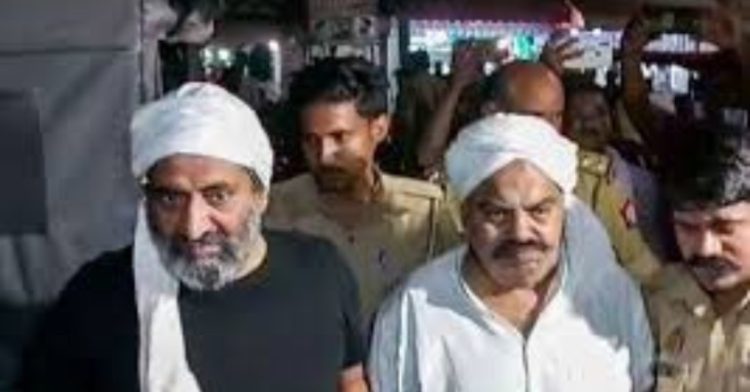 अतीक अहमद अशरफ हत्या काण्ड: पुलिसकर्मियों की लापरवाही।17 पुलिसकर्मी सस्पेंड