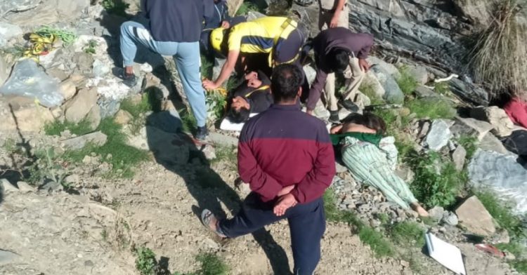 दर्दनाक हादसा: यहां पर गहरी खाई में गिरी कार। 3 लोगों की मौके पर मौत।1घायल