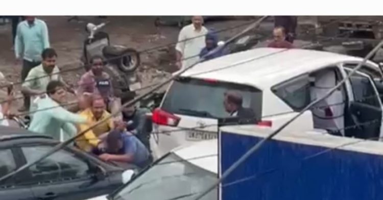 बिग ब्रेकिंग: मंत्री प्रेमचंद अग्रवाल पर हमला।मंत्री ओर सुरक्षा टीम के द्वारा व्यक्ति को पीटने का वीडियो वायरल