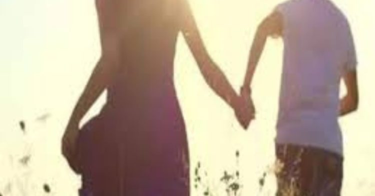 गजब: दो बच्चों की मां प्रेमी संग फरार, घर से नगदी और जेवर भी ले गई।