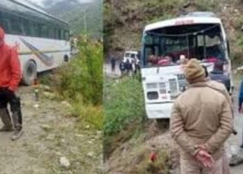 बड़ी खबर: यात्रियों से भरी बस अनियंत्रित होकर खाई में लटकी। मचा हड़कंप