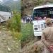 बड़ी खबर: यात्रियों से भरी बस अनियंत्रित होकर खाई में लटकी। मचा हड़कंप