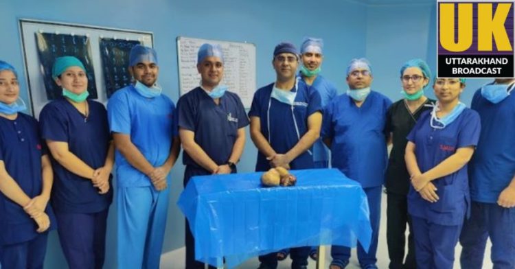 श्री महंत इन्दिरेश अस्पताल के कैंसर सर्जरी विभाग में 91 वर्षीय महिला के गले से डेढ़ किलो का ट्यूमर निकाला