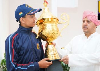 एसजीआरआर पब्लिक स्कूल के छात्र अपूर्व प्रजापति को नेशनल गेम्स 10 मीटर शूटिंग में स्वर्ण पदक।श्री महाराज जी ने 25,000/- रुपये का चैक किया भेंट