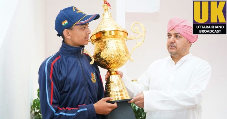 एसजीआरआर पब्लिक स्कूल के छात्र अपूर्व प्रजापति को नेशनल गेम्स 10 मीटर शूटिंग में स्वर्ण पदक।श्री महाराज जी ने 25,000/- रुपये का चैक किया भेंट