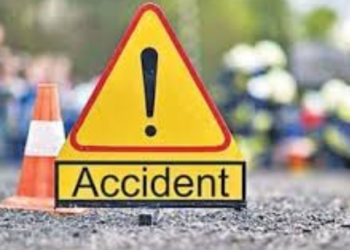 हादसा : पहाड़ी से गिरा बोल्डर। बाइक सवार युवक की मौत