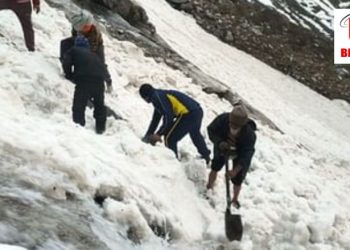 दु:खद: हिमकुंड साहिब में ग्लेशियर खिसकने से बर्फ की चपेट में आए छह श्रद्धालु।शव बरामद