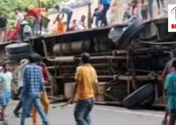 हादसा: सड़क पर पलटी यात्रियों से भरी बस।एक गंभीर रूप से घायल