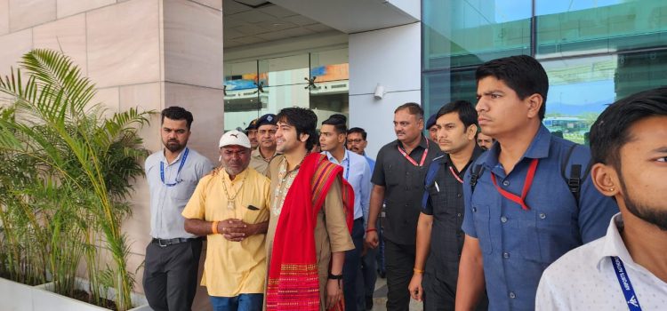 ब्रेकिंग: धीरेंद्र कृष्ण शास्त्री पहुंचे जौलीग्रांट एयरपोर्ट