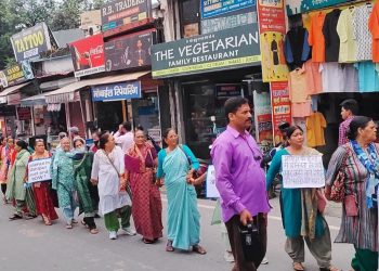 मणिपुर की घटना के विरोध में मानव श्रृंखला कई जनसंगठन और विपक्षी दल बने मानव श्रृंखला का हिस्सा