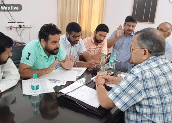 बेरोजगार संघ के अध्यक्ष बॉबी पंवार के नेतृत्व में उत्तराखंड बेरोजगार संघ ने चिकित्सा सेवा बोर्ड के अध्यक्ष डॉ० डी०एस० रावत का किया घेराव