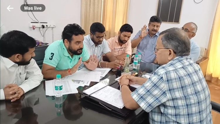 बेरोजगार संघ के अध्यक्ष बॉबी पंवार के नेतृत्व में उत्तराखंड बेरोजगार संघ ने चिकित्सा सेवा बोर्ड के अध्यक्ष डॉ० डी०एस० रावत का किया घेराव