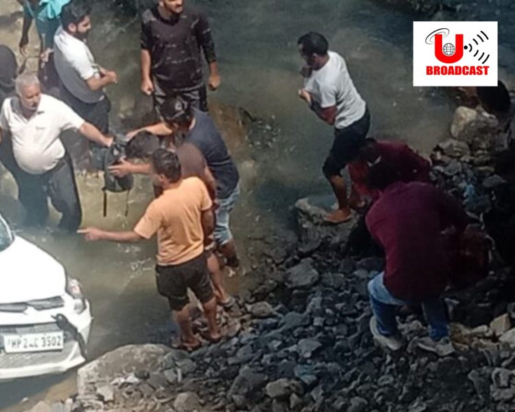 हादसा: अनियंत्रित होकर वाहन दुर्घटनाग्रस्त। दो घायल