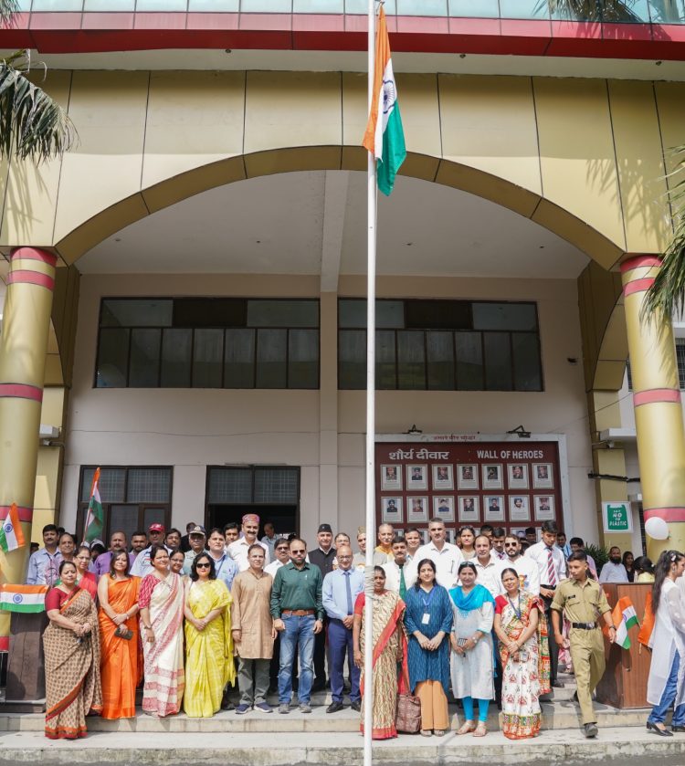 श्री गुरु राम राय विश्वविद्यालय में 77 वें स्वतंत्रता दिवस बड़े धूम धाम से मनाया गया