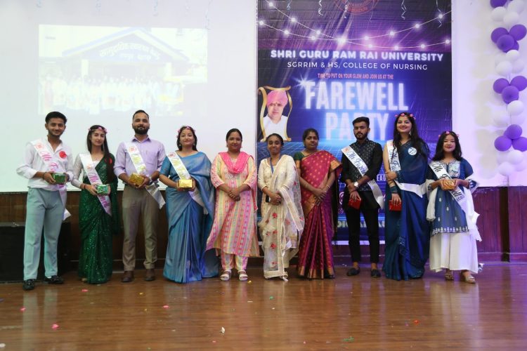 एसजीआरआर काॅलेज ऑफ नर्सिंग में जूनियर्स ने सीनियर्स को दिया फेयरवेल