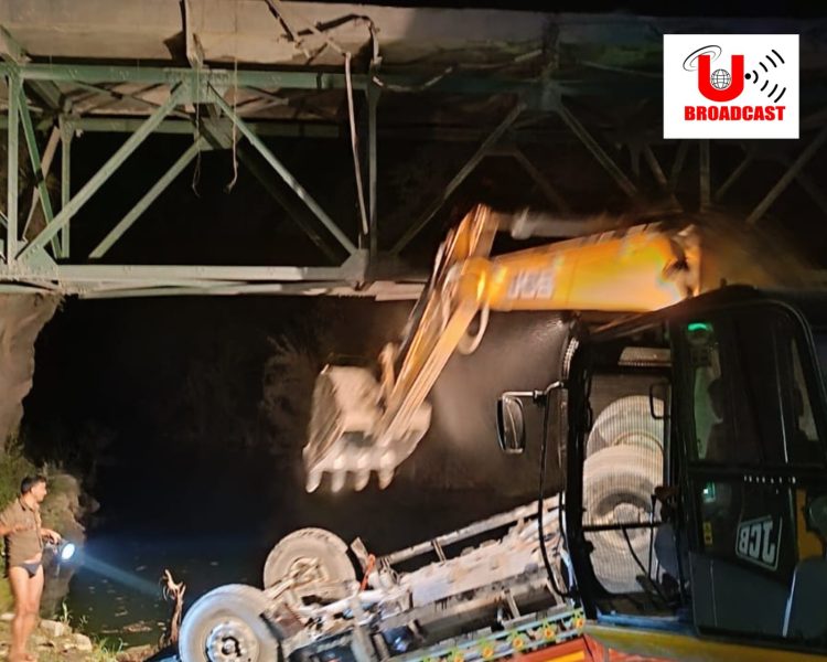 हादसा: अनियंत्रित होकर वाहन दुर्घटनाग्रस्त।रैस्क्यू ऑपरेशन जारी