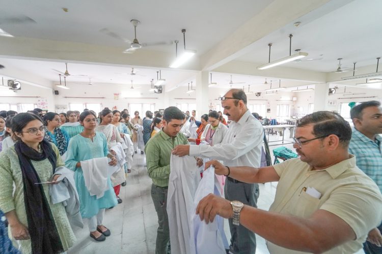 एस.जी.आर.आर.आई.एम.एण्ड एच.एस. के नव आगुंतक छात्र-छात्राओं की वाईट कोट सैरेमनी व चरक शपथ सम्पन्न