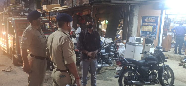 चौकी हरावला डोईवाला पुलिस द्वारा किरायेदारों/संदिग्ध व्यक्तियो की चैकिग कर 18 व्यक्तियो के पुलिस अधिनियम मे चालान