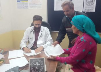 सीएचसी चकराता में श्री महंत इन्दिरेश अस्पताल का निःशुल्क स्वास्थ्य शिविर। 300 से अधिक ग्रामीणों ने कराई स्वास्थ्य की जाँच