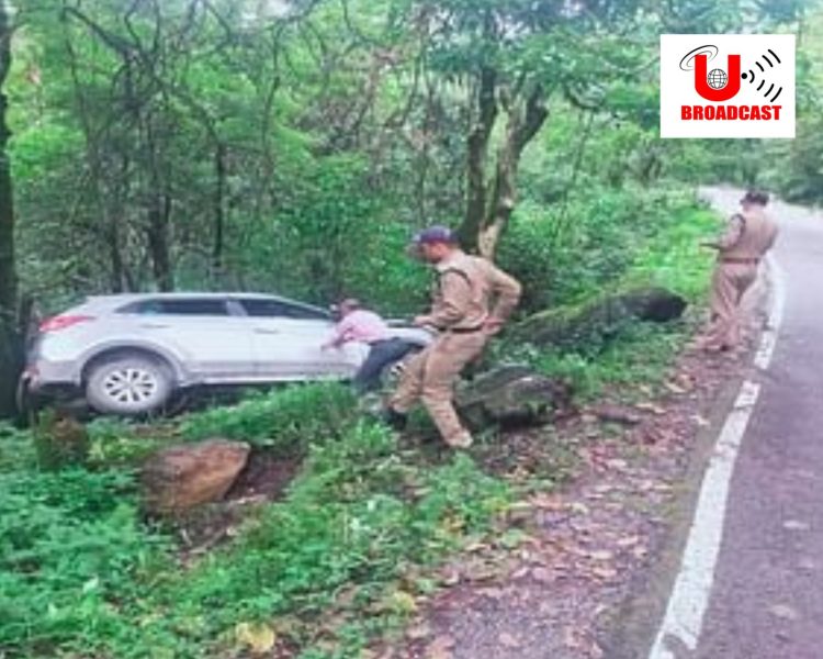 हादसा: चालक को नींद की झपकी आने के कारण हुआ हादसा।बोल्डरों के बीच अटकी कार