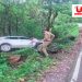 हादसा: चालक को नींद की झपकी आने के कारण हुआ हादसा।बोल्डरों के बीच अटकी कार