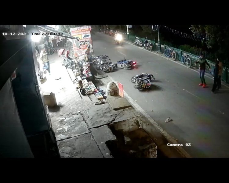 हादसा:- बिजली के पोल से टकराई बाइक।तीनों बाइक सवार गंभीर रूप से घायल