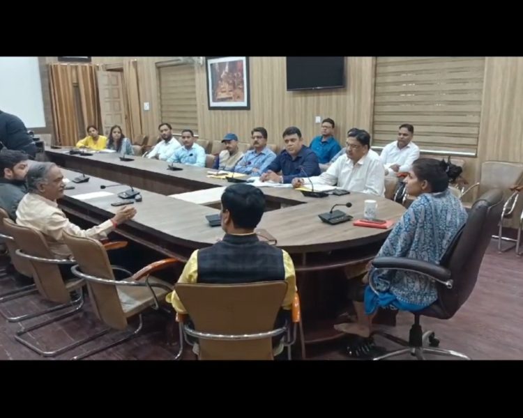 देहरादून डीएम ने ऋषिपर्णा सभागार कलेक्टेट में डेंगू की रोकथाम के सम्बन्ध में की समीक्षा बैठक
