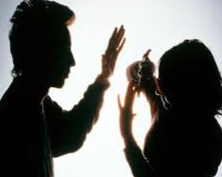 अजब-गजब: युवती को दोस्त ने जड़ा थप्पड़।कालोनी में हंगामा