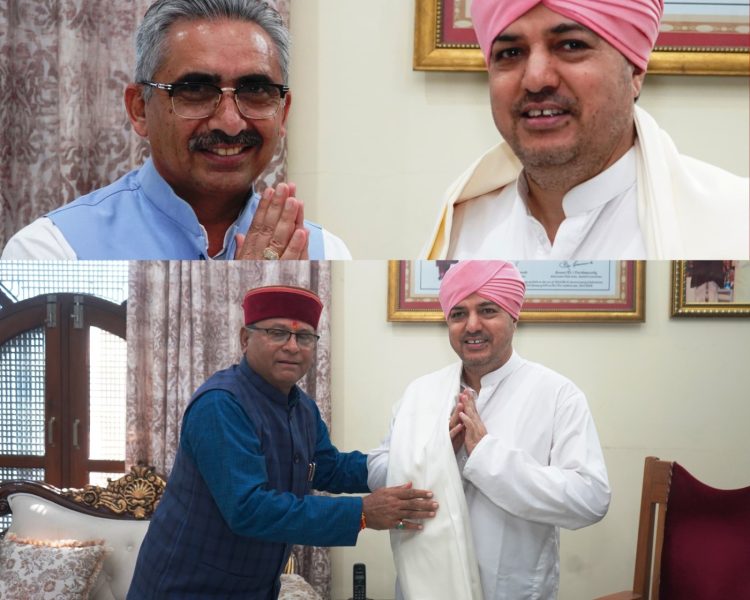 विधायक खजान दास व महापौर सुनील उनियाल गामा ने श्री दरबार साहिब में टेका मत्था