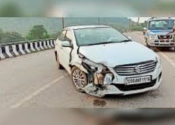 हादसा: अनियंत्रित होकर पुल से नीचे जा गिरी कार।कार के नीचे गिरते ही मची चीख पुकार