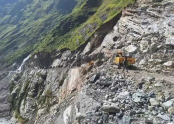 दुखद हादसा: पहाड़ी से गिरे चट्टान की चपेट में बोलेरो कैंपर। 9 लोगों की मौत की आशंका