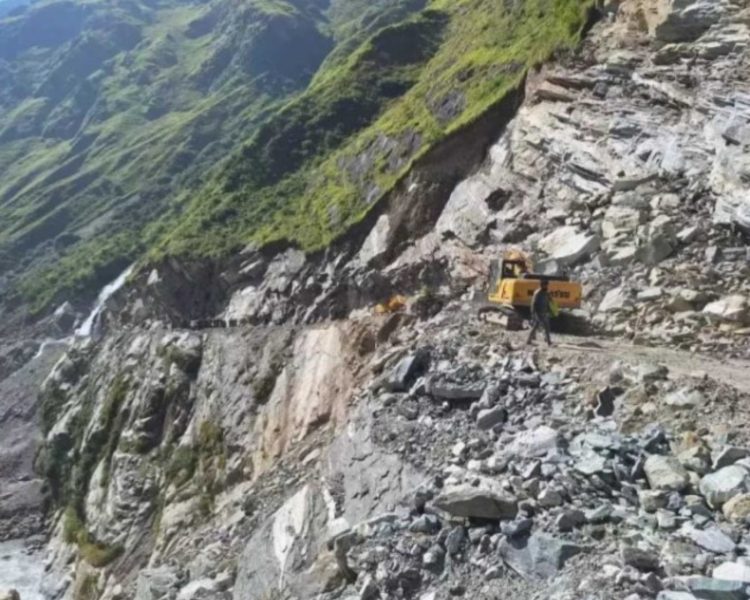 दुखद हादसा: पहाड़ी से गिरे चट्टान की चपेट में बोलेरो कैंपर। 9 लोगों की मौत की आशंका