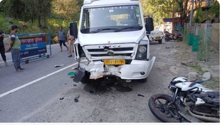 दुखद: टेंपो ट्रैवलर्स और बाइक की जोरदार टक्कर।तीन की मौत