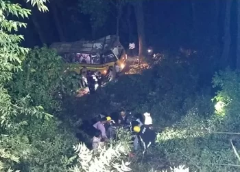 दुखद हादसा: बस अनियंत्रित होकर दुर्घटनाग्रस्त।7 की मौत 26 लोग घायल