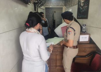 बड़ी खबर: यहां पर स्पा सेंटर में पुलिस की छापेमारी