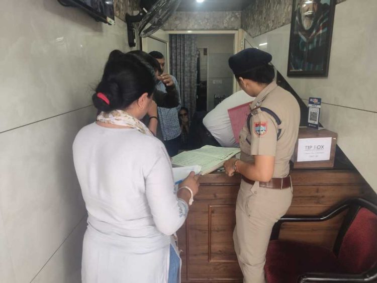 बड़ी खबर: यहां पर स्पा सेंटर में पुलिस की छापेमारी