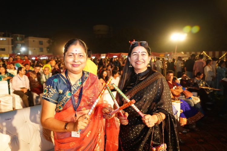 श्री गुरु राम राय विश्वविद्यालय में नवरंग डांडिया का रंगारंग कार्यक्रम आयोजित