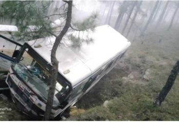 हादसा: अनियंत्रित होकर बस सड़क से नीचे उतर गई। यात्रियों में मची चीख पुकार