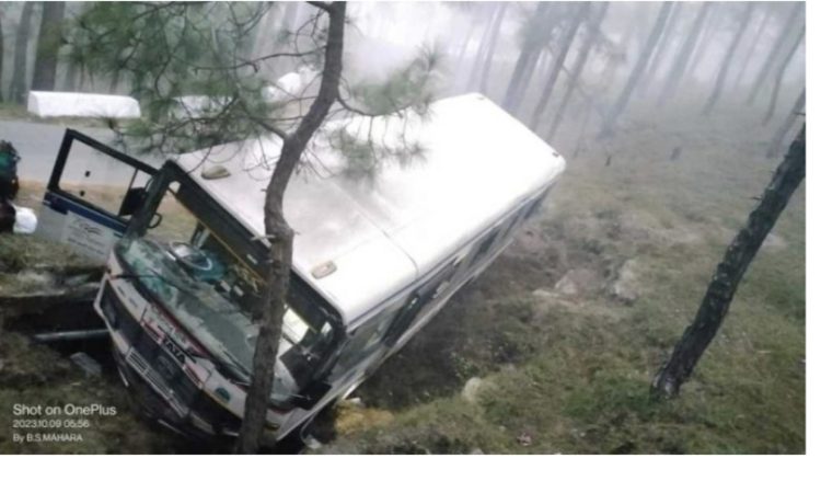 हादसा: अनियंत्रित होकर बस सड़क से नीचे उतर गई। यात्रियों में मची चीख पुकार