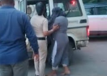 शर्मनाक: यहां पर घर के अंदर चल रहा था सेक्स रैकेट, लड़के लड़कियां गिरफ्तार