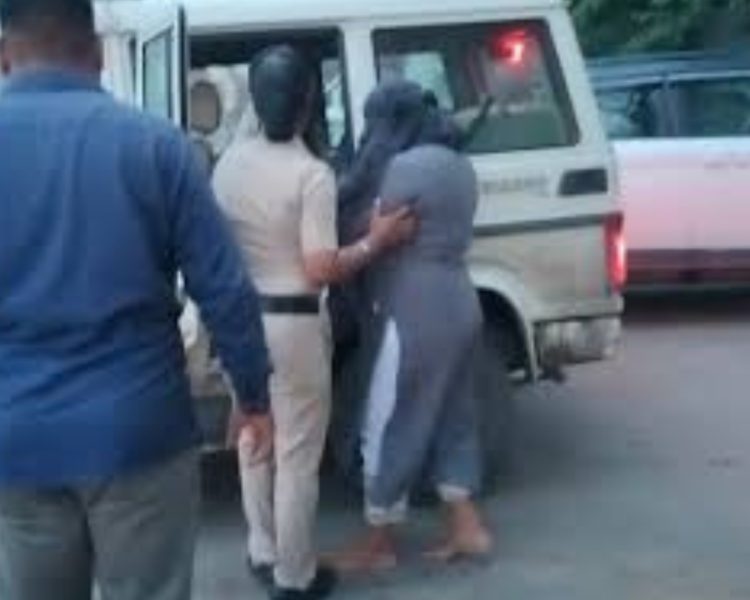 शर्मनाक: यहां पर घर के अंदर चल रहा था सेक्स रैकेट, लड़के लड़कियां गिरफ्तार