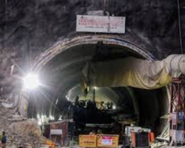 बड़ी खबर: बेटे की सलामती के लिए मां ने त्यागा अन्न